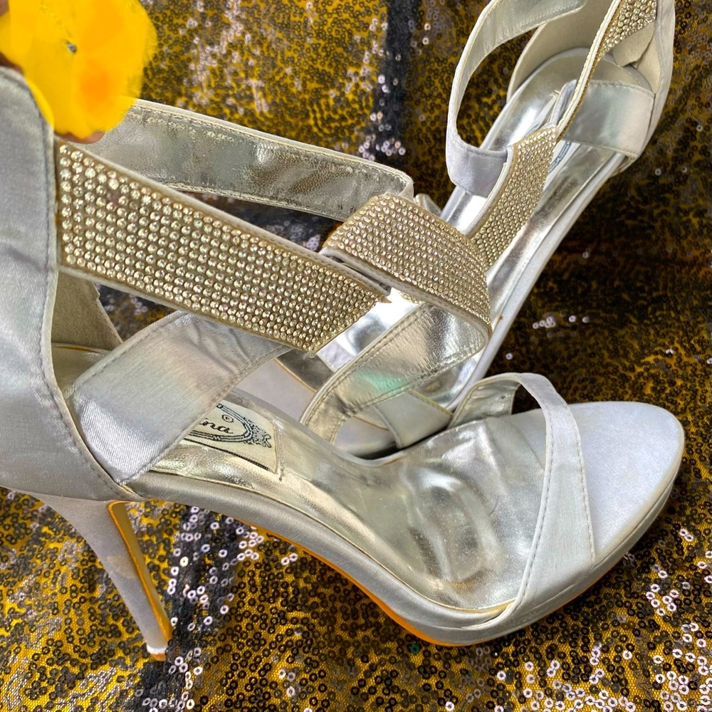 ♥️Perfect Heel !Never worn Sexy Silver Satin rhinestone sandal for Wide Ankles .